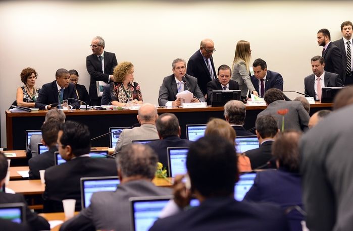 Comissão especial do Senado