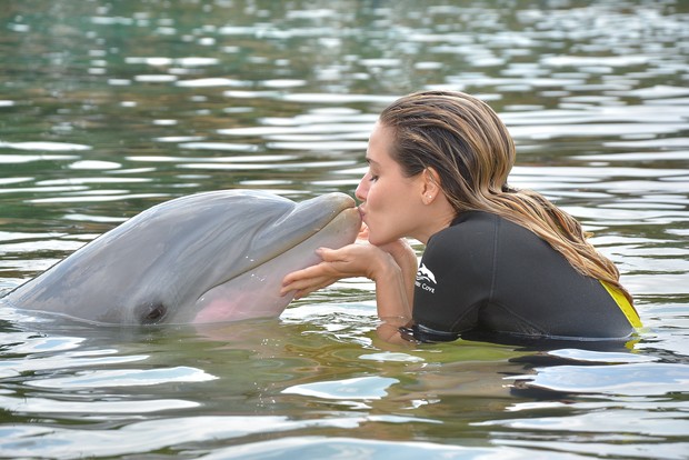 Monique Alfradique nadou pela primeira vez com um golfinho (Crédito: Reprodução)