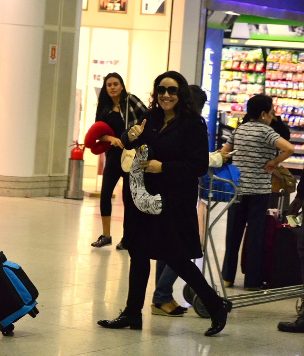 Ana Carolina embarca em aeroporto no Rio (Crédito: Brazil News)