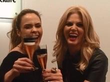 Ana Paula e Val Marchiori selam a paz com um brinde de champanhe