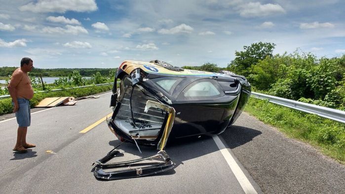 Carro de funerária capota e caixões são lançados em estrada (Crédito: Reprodução)