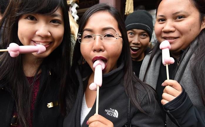 Japonesas se divertem com doce em forma de pênis (Crédito: Toru Yamanaka)