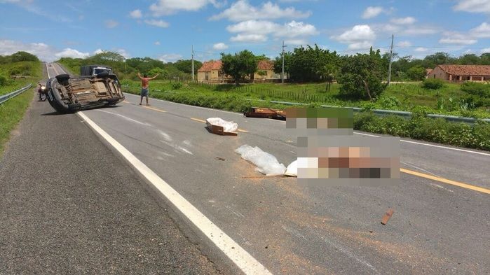 Carro de funerária capota e caixões são lançados em estrada (Crédito: Reprodução)