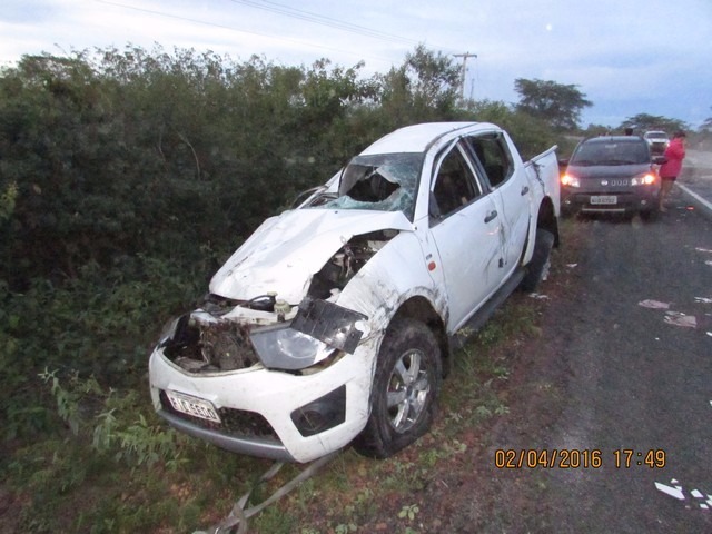 Veículo ficou destruído após capotamento (Crédito: Reprodução)