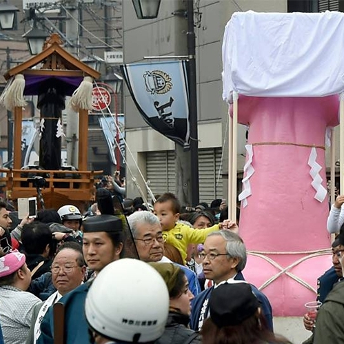 Festival em homenagem a fertilidade tem pênis gigante no Japão