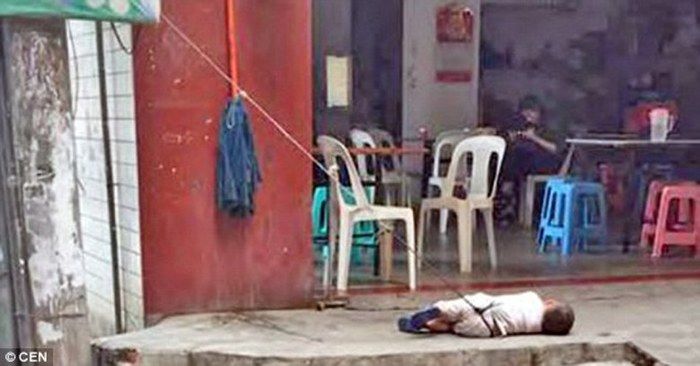 Avó amarra menino de dois anos a poste e revolta vizinhos (Crédito: Reprodução)