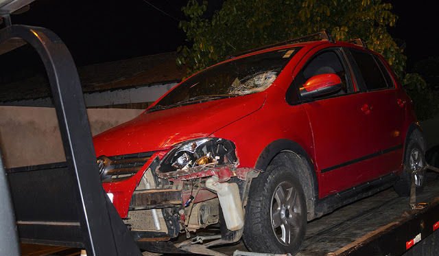 Veículo ficou a parte da frente parcialmente destruída