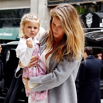 Gisele Bündchen passeia com a família em Nova York