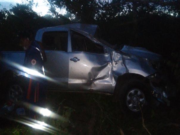 Acidente envolveu veículo modelo Hilux (Crédito: Reprodução)