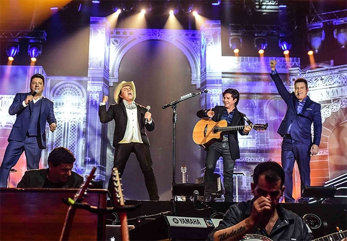 Bruno e Marrone fizeram enorme sucesso no palco, ao lado de Chitãozinho e Xororó (Crédito: Léo Franco / AgNews)
