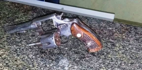 Revolver encontrado com assaltantes (Crédito: Reprodução)