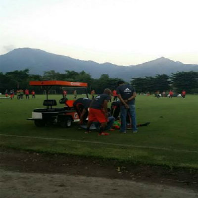 Equipe médica do Flamengo atendendo o lateral Jorge (Crédito: Reprodução)