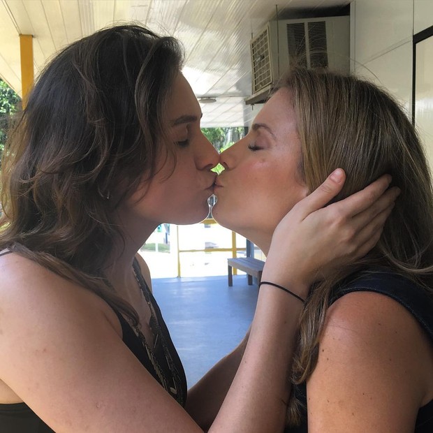 Monica Iozzi dá selinho em Maíra Charken e fãs adoram: "Casal lindo