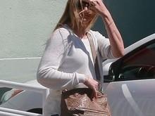 Cameron Diaz se irrita com paparazzo e faz gesto obsceno