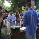 Felipe Simas se casa em cerimônia ao ar livre no sítio da família