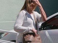 Cameron Diaz se irrita com paparazzo e faz gesto obsceno
