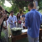Felipe Simas se casa em cerimônia ao ar livre no sítio da família