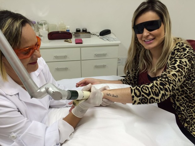 Andressa Urach remove tatuagens (Crédito: Divulgação)