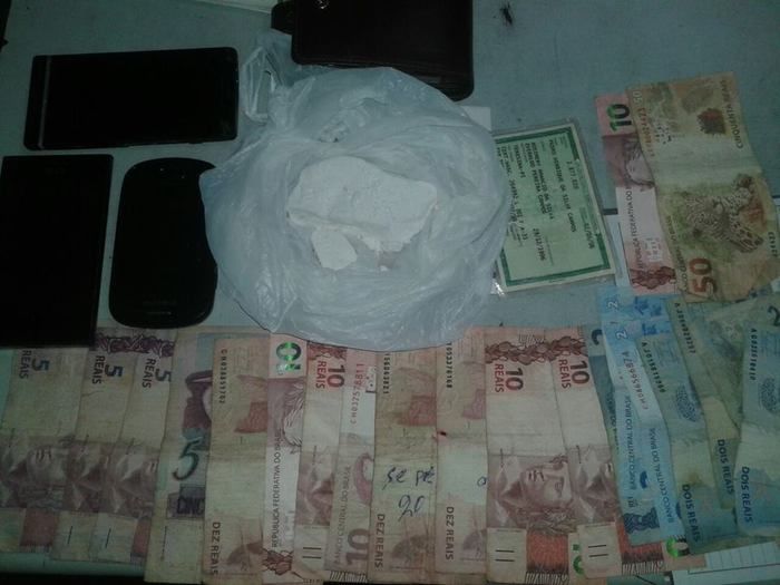 Material apreendido com os três acusados