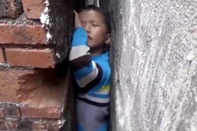 Menino preso entre paredes (Crédito: Reprodução)