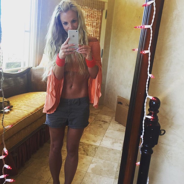 Britney exibe barriga negativa (Crédito: Reprodução/ Instagram)