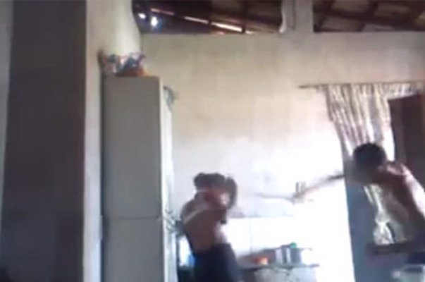 Adolescente sendo espancada por pedaço de madeira (Crédito: Reprodução)