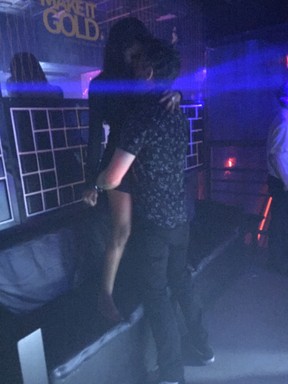 Laercio trocou beijos com morena em festa (Crédito: Reprodução)
