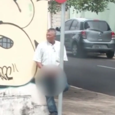 Homem faz gestos obscenos
