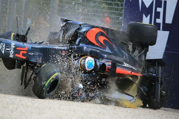 Alonso fraturou uma costela no acidente (Crédito: Getty)