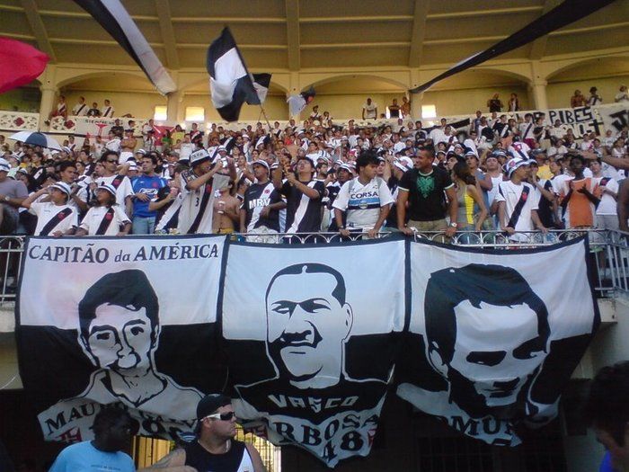 Bandeira de Barbosa entre os também ídolos Mauro Galvão e Edmundo