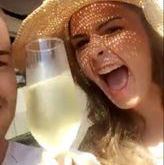 Em Búzios,Ana Paula bebe champanhe de manhã e paga diária de R$ 400