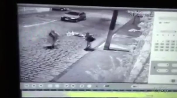 E fogem logo em seguida deixando a vítima caída (Crédito: Reprodução)