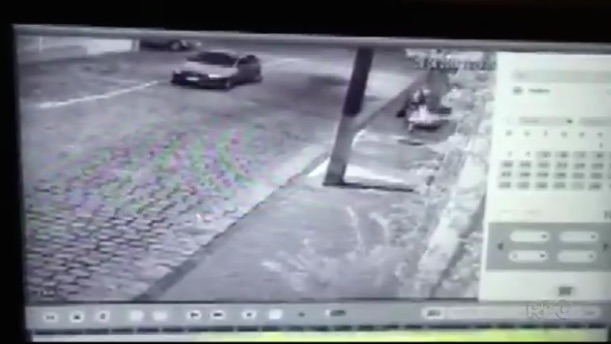 Idosa caminha quando é surpreendida por dois homens (Crédito: Reprodução)