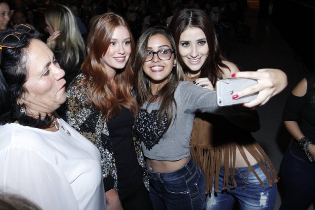 Marina Ruy Barbosa sendo abordada por fãs (Crédito: Reprodução)