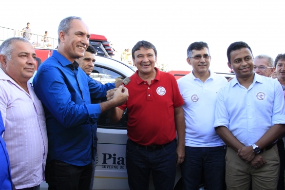Governador faz entrega de ambulâncias (Crédito: Reprodução)