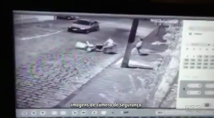 Os criminosos jogam a mulher com força no chão (Crédito: Reprodução)