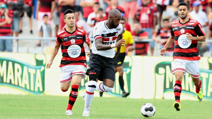 Grafite foi bem marcado o tempo todo no Amigão (Crédito: Aldo Carneiro/Pernambuco Press)