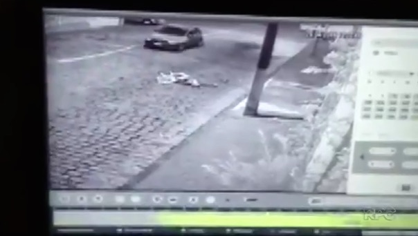 Idosa tenta levantar, mas não consegue (Crédito: Reprodução)