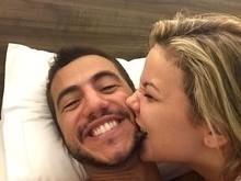 Ex-BBBs Matheus e Cacau postam foto em clima de chamego na cama