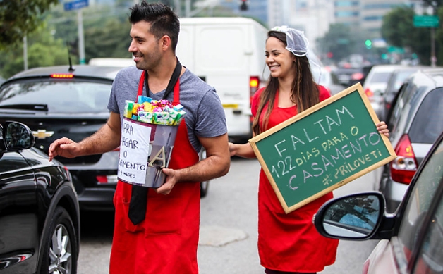 Casal vende bombons em semáforo (Crédito: Reprodução)