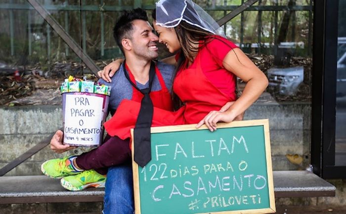 Casal vende bombons em semáforo (Crédito: Reprodução)