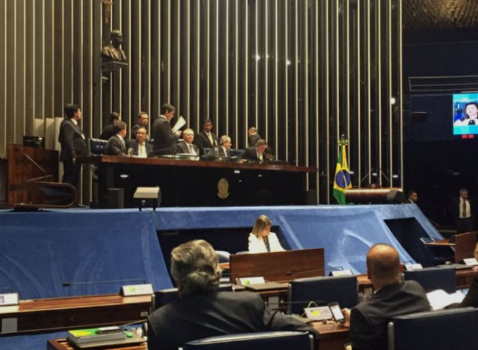 Renan Calheiros reabre sessão de votação de afastamento temporário de Dilma