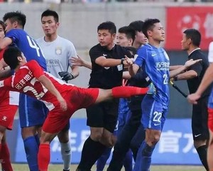 Agressão durante jogo (Crédito: Reprodução)