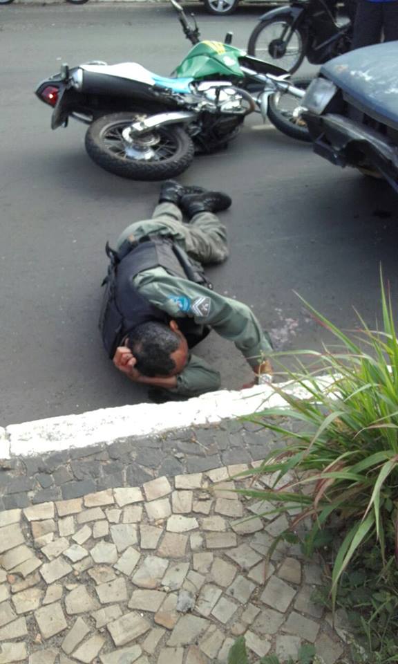 Policial aguardando o atendimento médico (Crédito: Reprodução)