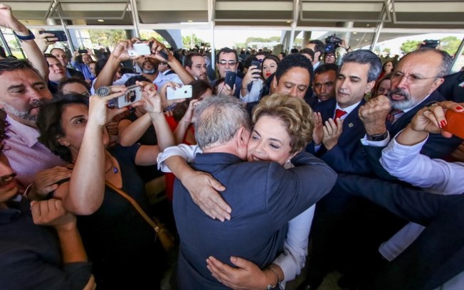 Dilma abraça o ex-presidente Lula