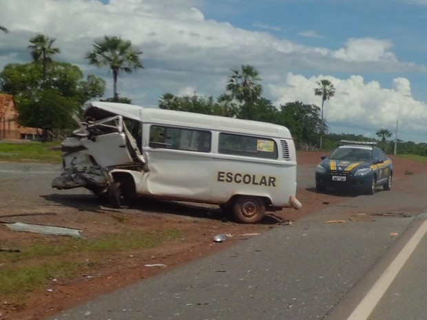 Colisão de carro e Kombi escolar deixa 7 feridos (Crédito: Divulgação)