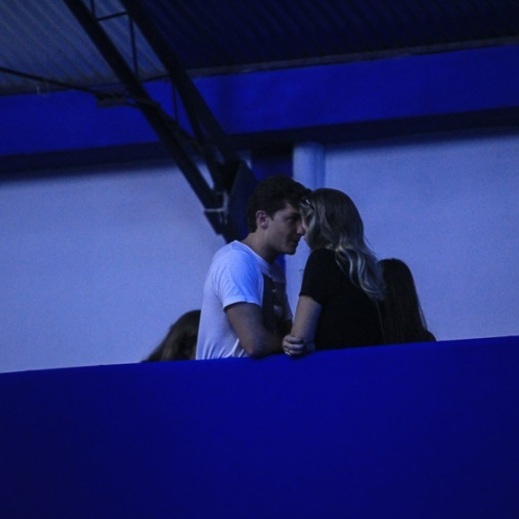 Kelbber Toledo é visto em clima de intimidade com loira em show