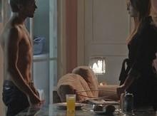 Jonatas confronta Eliza e a pede em namoro: