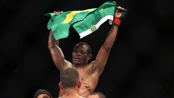 Massaranduba derrotou Yancy Medeiros no UFC 198 ( (Crédito: Giuliano Gomes/PR PRESS)