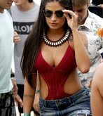Aline Riscado atrai olhares com maiô de crochê em praia no Rio